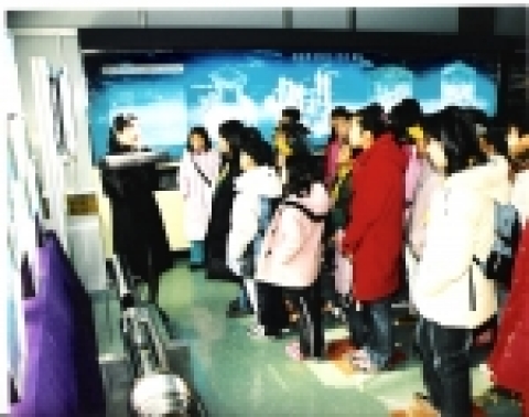 월성원전 홍보전시관에서 학생들이 핵연료에 관한 내용을 유심히 듣고 있다.