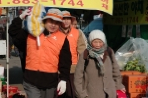 한화증권 안창희 대표이사가 직접 위문품을 전달하는 모습