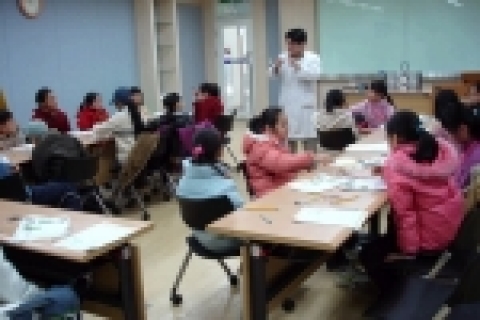 양 학교 학생들이 군포시 청소년수련관에서 