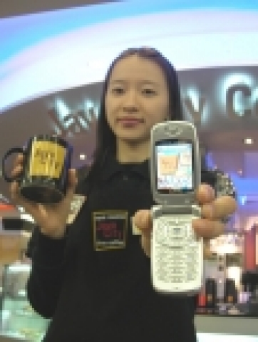 자바씨티 포스코점에서 한 바리스타가 모바일게임을 하고 있는 모습입니다.