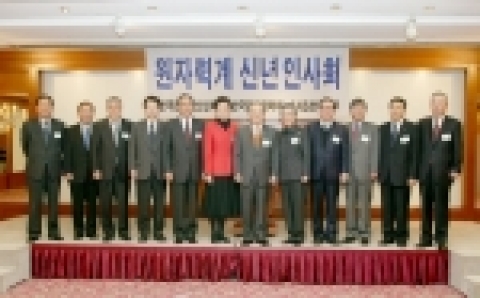 현대건설(주) 이지송 사장, 한국원자력안전기술원 은영수 원장, 한국원자력연구소 장인순 소장, 한양대학교 김종경 교수, 한전 한준호 사장, 원자력문화재단 박금옥 이사장, 오명 부총리