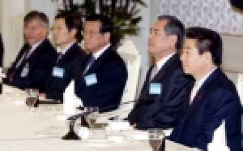 노무현 대통령은 최종영 대법원과 조준희 위원장 등 사법개혁위원회 위원들을 청와대로 초청해 위원회 보고를 듣고 있다. 