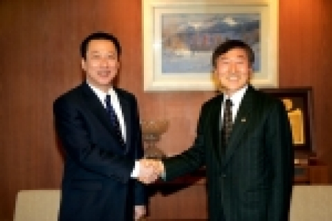 박용만 두산 사장(좌측)과 김성진 중소기업청장(우측)의 악수 장면