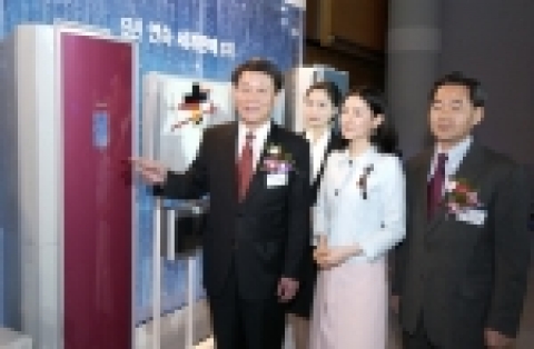LG전자 에어컨사업부장 노환용 부사장(좌측)과 한국마케팅부문장 강신익 부사장(우측), 그리고 휘센 에어컨 전속모델 이영애씨(우측두번째)가 신제품을 살펴보고 있다.
