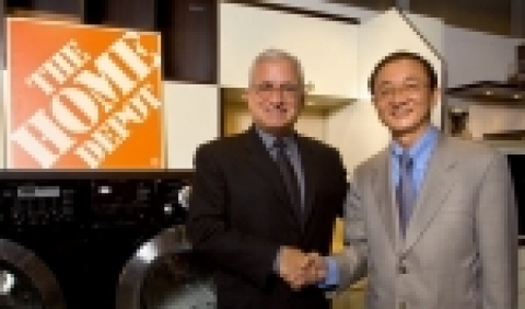  LG전자 북미총괄 안명규 사장(右)과 홈데포(Home Depot)의 마케팅담당 존 코스텔로 (John Costello) 부사장(左)이 미국 올란도 컨벤션 센터에서 'LG