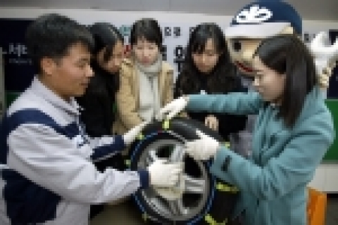14일 GM DAEWOO 서울정비사업소에서 열린 여성운전자 정비교실에서
여성 운전자들이 겨울철 운행에 필요한 스노우 체인 장착 방법에 대해 정비 교관으로부터 설명 듣고 있다.