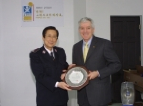 감사패 좌측 : 구세군 대한본영 사령관 전광표
감사패 우측 : 외환은행장 로버트 팰런