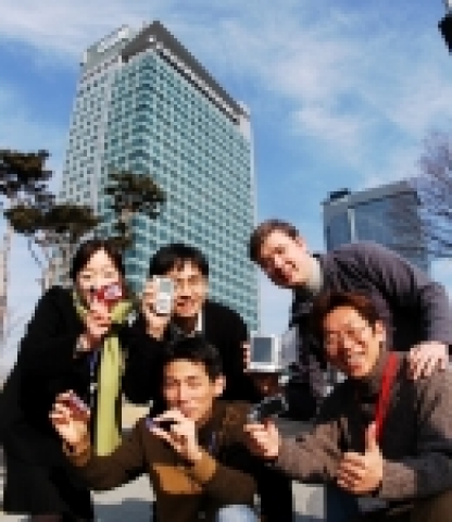 삼성전자 수원사업장 내 정보통신연구소와 디지털미디어연구소 앞에서 삼성전자 연구원들이 휴대폰, 디지털캠코더, MP3플레이어 등 최첨단 제품들을 선보이고 있다. 삼성전자는 2005년 