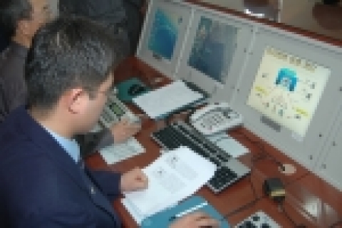 부산세관 감시종합정보시스템 본부에서 순찰차량과 실시간으로 정보를 송수신하는 모습