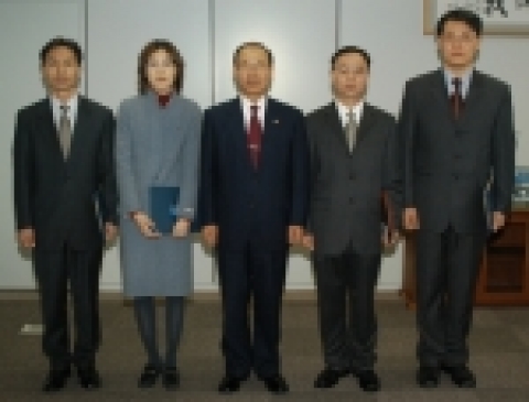 김용덕 관세청장은 인천항의 수출입물류 처리기간을 대폭 단축하는데 크게 기여한 인천세관 통관지원과 전민식씨를 '1월의 관세인으로 선정해 1월 18일 관세청 6층 소회의실에서 시상식을 가졌다.