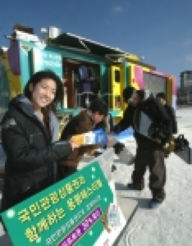 움직이는 하나은행 김성민 지점장과 직원들이 용평스키장에서 고객들에게 이벤트를 실시하고 있는 모습임.