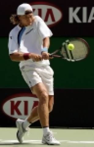 기아차는 올해로 100주년을 맞는 호주오픈테니스대회에 메인스폰서로써 다양한 마케팅 활동을 펼치고 있다. 경기중인 선수 뒤로 기아자동차 로고가 선명하게 보인다.