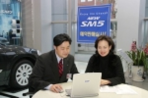 르노삼성자동차 영업사원이 (사진 좌측) 사전 예약을 위해 양평사업소를 찾은 고객에게 NEW SM5의 옵션과 색상을 설명해 주고 있다. 