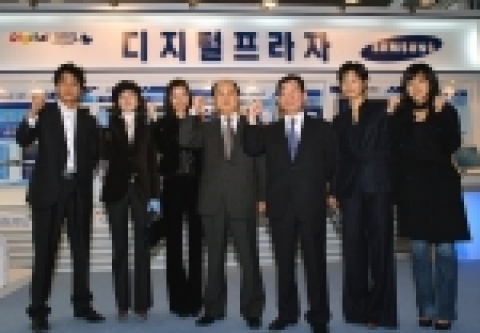 삼성전자가 국내 경기 진작 및 내수 활성화를 위해 18일 삼성동 코엑스에서 '2005 삼성전자 경영전략 설명회'를 열고 올해 「국내 매출 10조」 달성을 위한 행