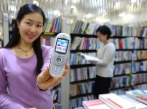 SK텔레콤은 인터넷교보문고와 연계하여 이동전화를 통해 도서를 검색하고 구입할 수 있는 모바일 서점 서비스를 시작한다.
