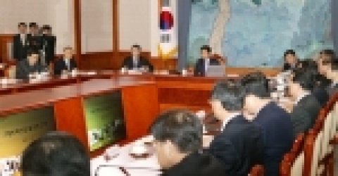 노무현 대통령은 고령화미래사회원회로부터 ‘고령친화산업 활성화 전략’을 보고 받고 있다. 