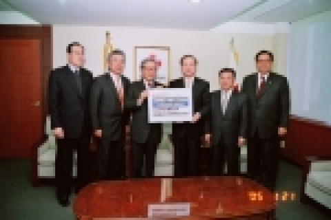 사진좌로부터 류지철(중앙회이사), 류석현(서울지부장), 한완상(대한적십자사총재), 김유성(중앙회장), 양현근(민국저축은행 사장), 이세웅(대한적십자사 부총재)