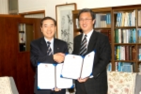 왼쪽 금호생명사장(박병욱), 정읍시장(유성엽)이 출생아 건강보험 지원사업과 관련된 협약을 체결하고 계약서를 교환하는 장면