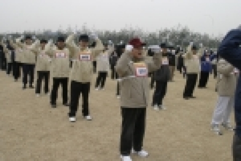 배정충 삼성생명 사장(맨 앞 가운데)과 임직원들이 2005년 힘찬 출발을 다짐하며, 구호를 외치는 모습