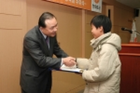 한화증권 안창희 대표이사가 결연아동에게 장학금을 전달하는 모습