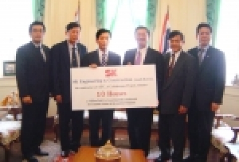 판넬을 들고 있는 분 중 왼쪽이 SK건설 손관호 사장이고, 오른쪽이 프로민 태국 에너지성 장관