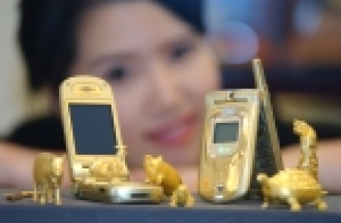 LG전자, 3G 금장 휴대폰 홍콩 경매시장에서 고가에 팔려