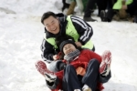 KT사랑의 봉사단과 인천광명원 시각장애우들이 대관령 산골 마을에서 함께 눈썰매를 타며 즐거운 시간을 보내고 있다.
