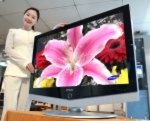 세계최고 컬러, 명암비를 구현하는 삼성전자 LCD TV. 기존 LCD TV보다 200배 더 많은 컬러(32억2천만)와 2배 높은 명암비(3000:1)를 구현할 수 있다. 
