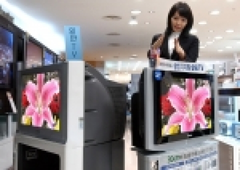 삼성전자는 기존 브라운관 TV 대비 두께를 대폭 줄인 초슬림 32인치 TV를 수원에서 양산해 이날 서울 들 주요 백화점에 신모델을 일제히 출시했다. 이제품은 오늘부터 예약을 받아서