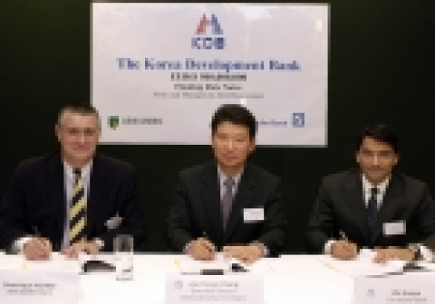 가운데 : 산은 국제금융본부 장재홍 이사
왼쪽 : ABN Amro 측의 Dominique Favillier (도미니크 파비에),  Managing Director(이사), Glo