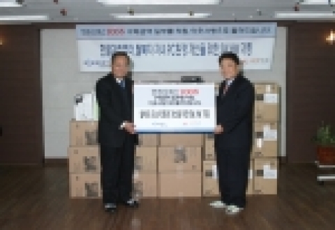 한글과컴퓨터는 탈북자 자녀들로 이뤄진 여명학교에 한컴 오피스 2005 및 pc, 프린터 등을 기증하는 기증식을 가졌다. 좌측은 여명학교 우기섭 교장, 우측은 한컴 백종진 사장.