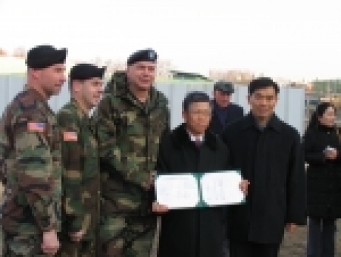 왼쪽 세번째부터 미군 공병참모부장 Wilson 대령, 국립중앙박물관 맹영재 박물관정책과장, 국방부 김수성 중령 순서