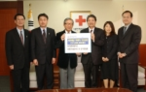 좌측 세번째가 한완상 대한적십자사 총재, 좌측 네번째가 임광동 한국HP 인사 총괄 부사장
