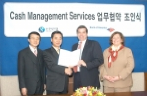 좌로부터 신한은행 양신근 부행장, 이휴원부행장, 
Mr. Edward J, Kelleher (Managing Director & CEO, Seoul)
Ms. Kathy Sife