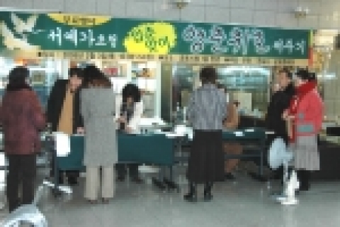 시민들이 길운을 기원하는 영춘휘호를 받기 위해 기다리고 있다.