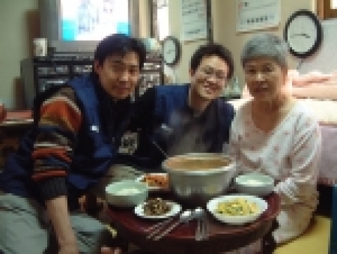 SK C&C 임직원들이 독거노인 가정을 방문하여 함께 식사 하는 모습
