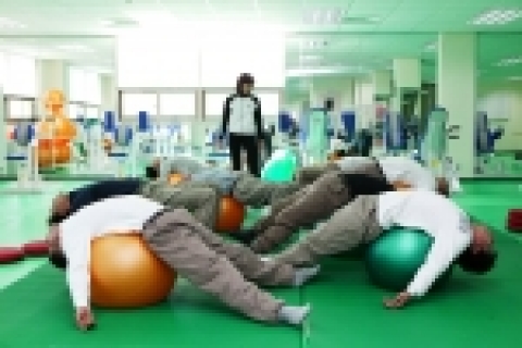 운동치료를 받고 있는 삼성중공업 근로자들