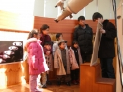 대야도서관 누리천문대를 찾은 어린이들이 하늘을 관측하기전에 천문대 관계자로 관측요령에 대한 설명을 듣고 있다.