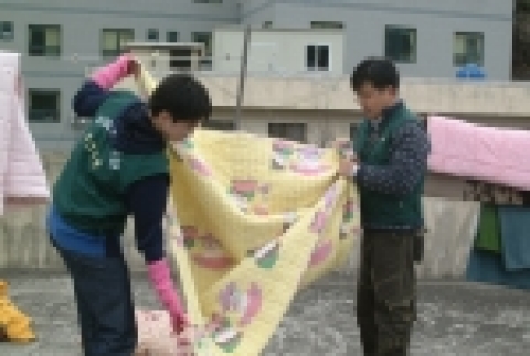 부산은행 직원들이 북구지구 봉사대원 30여명은 북구 화명동에 있는 노인복지시설인 ‘정화양로원’을   방문하여 방청소 등을 비롯한 주변 환경정화활동을 실시하였다.