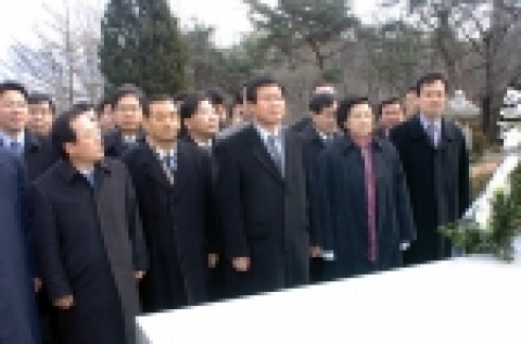 한화갑대표는 오늘(2.12) 신익희, 조병옥, 장면, 박순천, 정일형박사 등 오늘날의 민주당을 만든 역대 지도자들의 묘역을 찾아 참배하고 새로운 민주당의 출발을 다짐했다.