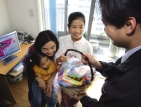 14일 발렌타인데이를 맞아 하나로텔레콤 개통직원이  경기도 고양시 한 고객댁을 방문, 초코렛을 선물하는 모습. 