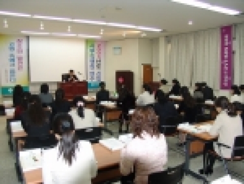 김성진 부행장이 2005년도 신입 사무직 행원에게 인사말을 하고 있다.
