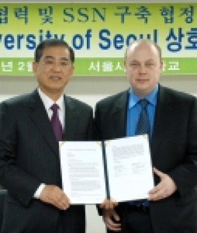 마이크로소프트와 서울시립대학교는 산학협력을 체결, 협업에 의한 개발이나 연구를 지원하는 솔루션 공유 네트워크(SSN) 프로그램을 국내 처음 구축, 운영하기로 했다. 사진은 왼쪽부터