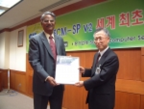 SK C&C 인프라사업본부장 이길섭상무(오른쪽)와 새티암컴퓨터서비스의 프라부산하 수석 부사장이 기념사진을 찍는 모습
