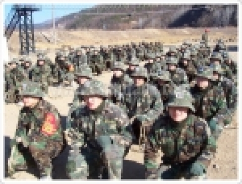지난 22일 '금강종합건설' 임직원 110여명이 해병대전략캠프에 입소하여 유격훈련에 임하고 있다