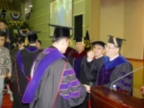 16일 있은 포항공대 2004학년도 학위수여식에서 졸업생들에게 학위를 수여하고 있다.