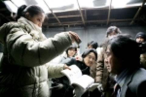 2005년 한국영화 최고의 화제작 <친절한 금자씨>에서 ‘비중있는 조연’ 역할을 택하며 더욱 큰 화제를 모았던 배우 최민식이 촬영에 본격적으로 합류했다.