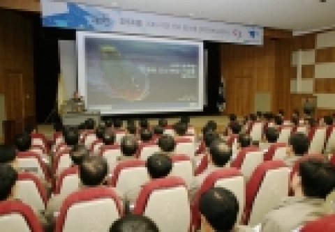대우조선해양 정성립 사장이 17일 오전 경남 거제 옥포조선소에서 가진 'DSME 2015 비전선포 및 8대 전략과제 출범식'에서 임직원들에게 비전에 대해 역설하고