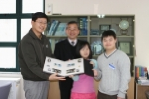 삼성SDI 수원공장 홍승덕 부장(사진 左)이 특수 학교인 서광학교를 방문, 위계평 교장(사진 左에서 2번째)와 졸업생 대표 2명에게 졸업앨범을 전달하고 있다.