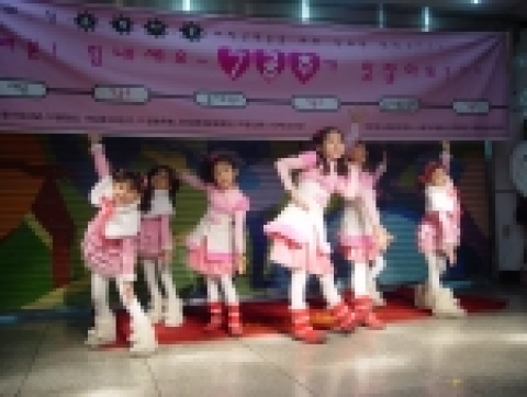 ‘7공주’의 지하철 깜짝 콘서트는 지하철을 이용하는 시민들에게 깜찍한 안무와 노래를 통해 활력과 즐거움을 선사할 것으로 기대된다.